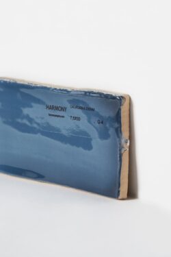 Płytki niebieskie błyszczące - Harmony California Denim 7.5x30cm. Kafelki cegiełki na ścianę w kolorze denim - odcień niebieskiego z lekko nierówną, błyszczącą powierzchnią.
