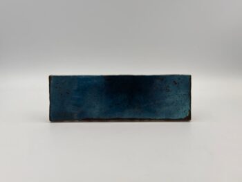 Płytki niebieskie na ścianę - Estudio Amazonia Sapphire 6,5x20 cm. Kafelki ceramiczne w odcieniach niebieskiego z błyszczącą, postarzaną powierzchnią.
