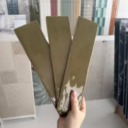 Płytki oliwkowe cegiełki Absolut Universal Verde 7,5x30cm. Kafelki z błyszczącą, lekko nierówna powierzchnią.