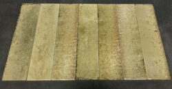 Płytki oliwkowo - beżowe do kuchni, MARAZZI lume musk lx M6RS. Włoskie cegiełki w podłużnym formacie 6x24 cm z błyszczącą powierzchnią. Zastosowanie na ścianie w kuchni między meblami.