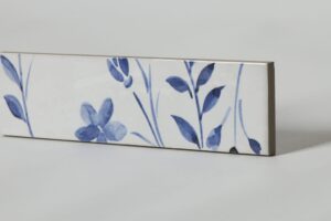 Płytki ozdobne do kuchni - Peronda Harmony Aqua Blue decor 6×24,6 cm. Dekory z białą, błyszczącą powierzchnią i niebieskim wzorem kwiatowym.
