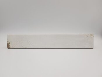 Płytki satynowe do łazienki, rdza - Natucer Cool White 5x30cm. Kafelki w podłużnym formacie cegiełki na ścianę.