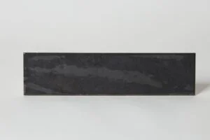 Płytki ścienne czarne - Mykonos MALLORCA BLACK 7,5x30 cm. Płytki cegiełki w odcieniach czerni na ścianę z nierówną, błyszczącą powierzchnią.