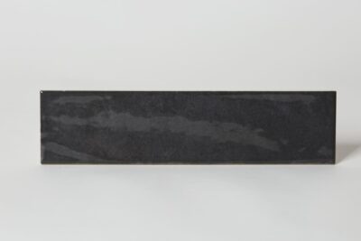 Płytki ścienne czarne - Mykonos MALLORCA BLACK 7,5x30 cm. Płytki cegiełki w odcieniach czerni na ścianę z nierówną, błyszczącą powierzchnią.