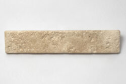 Płytki ścienne imitacja kamienia Life Ceramica Abbey Limenstone 5x25. Rzemieślnicze płytki cegiełki w kolorze beżowym z matową nieregularną powierzchnią
