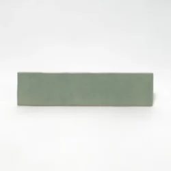 Płytki w kolorze zgaszonego turkusu Estudio Zellij Azurean 6,2X25 cm. Połysk i nieregularne krawędzie oraz powierzchnia.