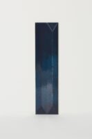 Trójwymiarowe płytki z połyskiem 3D - APE REALITY refraction river 7,5x30cm. Kafelki dekoracyjne na ścianę w kolorze ciemnym niebieskim do salonu, łazienki.