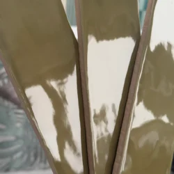 Płytki zielone oliwkowe cegiełki błyszczące Absolut Universal Verde 7,5x30cm. Płytki przeznaczone na ścianę.