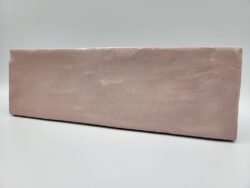 Różowe płytki do łazienki - Peronda Harmony RIAD PINK 6,5×20cm. Płytki cegiełki z nierówną - efekt rzemieślniczy powierzchnią w połysku. Kafelki ceramiczne na ścianę do łazienki, kuchni.