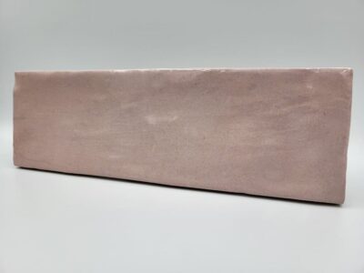 Różowe płytki do łazienki - Peronda Harmony RIAD PINK 6,5×20cm. Płytki cegiełki z nierówną - efekt rzemieślniczy powierzchnią w połysku. Kafelki ceramiczne na ścianę do łazienki, kuchni.