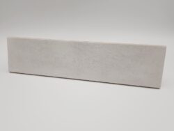 Szare płytki cegiełki - Harmony Bari Silver 6x24,6 cm. Hiszpańska, błyszcząca płytka ścienna z lekko wklęsłą, przecierana powierzchnią.