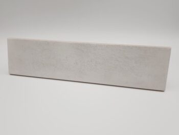 Szare płytki cegiełki - Harmony Bari Silver 6x24,6 cm. Hiszpańska, błyszcząca płytka ścienna z lekko wklęsłą, przecierana powierzchnią.