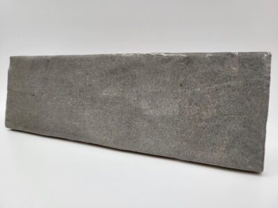 Szare płytki z połyskiem - Peronda Harmony RIAD GREY 6,5x20 cm. Płytki cegiełki w odcieniach koloru szarego z błyszczącą, nierówną powierzchnią. Kafelki do kuchni między meblami.
