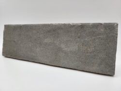 Szare płytki z połyskiem - Harmony RIAD GREY 6,5x20 cm. Płytki cegiełki w odcieniach koloru szarego z błyszczącą, nierówną powierzchnią. Kafelki do kuchni między meblami.