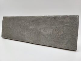 Szare płytki z połyskiem - Harmony RIAD GREY 6,5x20 cm. Płytki cegiełki w odcieniach koloru szarego z błyszczącą, nierówną powierzchnią. Kafelki do kuchni między meblami.