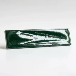 Zielone płytki łazienkowe Cerasarda Porto Rotondo Costa Esmeralda 6x25cm. Nasycony zielony, nieregularna powierzchnia, produkt premium