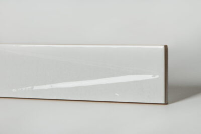 Białe płytki ozdobne - Peronda Harmony Bari White Decor 6x24,6 cm. Dekor ceramiczny, trójwymiarowy z błyszczącą powierzchnią na ścianę w małym formacie cegiełki.