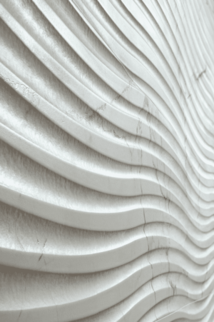 Białe płytki strukturalne - Peronda Museum DUAL WHITE DECOR 33,3x100 cm. Dekor 3D na ścianę, imitujący biały marmur z szarymi i złotymi żyłkami.