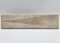 Brązowe płytki łazienkowe - Harmony BARI BROWN DECOR 6x24,6 cm. Kafelka dekoracyjna z błyszczącą powierzchnią z elementem dekoracyjnym w postaci wklęsłej, trójkątnej powierzchni. Płytki na ścianę do kuchni, łazienki.
