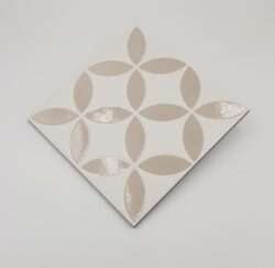 Dekoracyjna płytka szarobrązowa - Peronda Harmony Mayari Taupe Petals LT 22,3x22,3 cm. Hiszpańska płytka z połyskującym motywem kwiatowym.