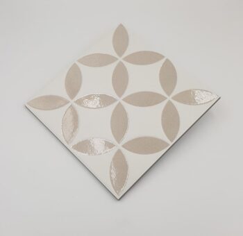 Dekoracyjna płytka szarobrązowa - Peronda Harmony Mayari Taupe Petals LT 22,3x22,3 cm. Hiszpańska płytka z połyskującym motywem kwiatowym.