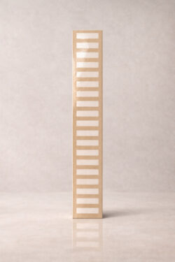 Długie cegiełki, ciepły piaskowy beż, białe elementy dekoracyjne, połyskująca powierzchnia, dekor MARCA CORONA Longarine Calcecreta Manto Bisque 7.5X60 J853