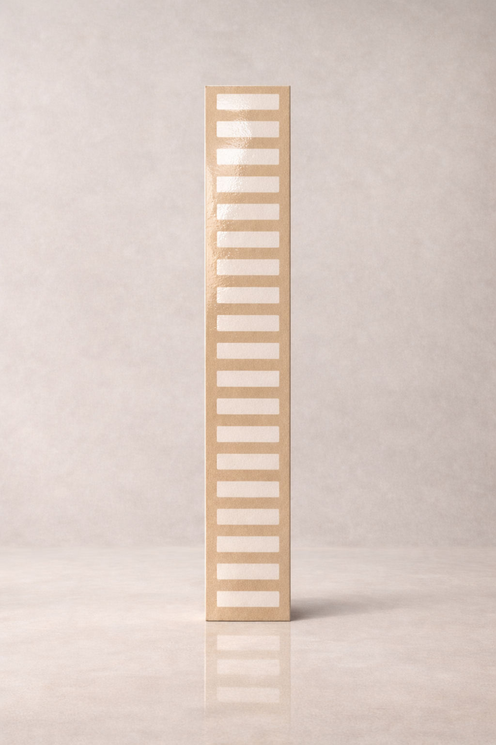 Długie cegiełki, ciepły piaskowy beż, białe elementy dekoracyjne, połyskująca powierzchnia, dekor MARCA CORONA Longarine Calcecreta Manto Bisque 7.5X60 J853