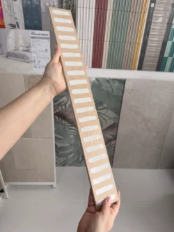 Długie płytki ze wzorem na ścianę MARCA CORONA Longarine Calcecreta Manto Bisque 7.5X60 J853