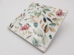 Glazura w kwiaty - Harmony Mayolica Garden 15x15 cm. Hiszpańska płytka dekoracyjna z błyszczącą nieregularną powierzchnią.