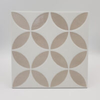 Kafelki ozdobne, szarobrązowe - Peronda Harmony Mayari Taupe Petals LT 22,3x22,3 cm. Płytki na podłogę i ścianę z błyszczącym, szarobrązowym wzorem na białej matowej powierzchni.