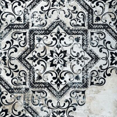 Kafelki dekoracyjne - Absolut Keramika Mindanao Term 01. Hiszpański dekor na podłogę lub ścianę w formacie 60,8x60,8cm z niepełnym, czarnym wzorem na satynowej powierzchni.