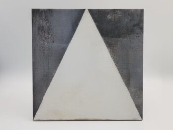 Kafelki dekoracyjne - Peronda Harmony Maison Decor 22,3x22,3 cm. Dekor ceramiczny z matową, postarzana powierzchnią i białym trójkątem na czarnym, szarym tle.