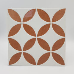 Kafelki ozdobne, gliniane - Peronda Harmony Mayari Clay Petals LT 22,3x22,3 cm. Hiszpańskie płytki na podłogę i ścianę z matową powierzchnią z błyszczącym glinianym - brązowym motywem kwiatowym.