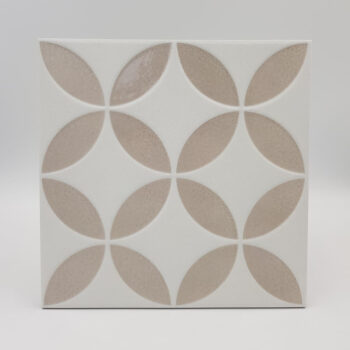 Kafelki ozdobne, szarobrązowe - Peronda Harmony Mayari Taupe Petals LT 22,3x22,3 cm. Płytki na podłogę i ścianę z błyszczącym, szarobrązowym wzorem na białej matowej powierzchni.