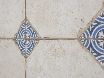 Kafelki rustykalne na ścianę - Peronda Fs FIELD BLUE LT 45,2x45,2 cm. Hiszpańskie, postarzane płytki gresowe w macie i niebiesko - białymi wstawkami w połysku.