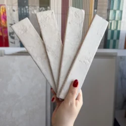 Life Ceramica BROOKLYN Silken White 5X25 kafelki ceramiczne cegiełki, imitujące kamień, z matową, jasnoszarą, nierówną powierzchnią. Płytki retro na ściany.