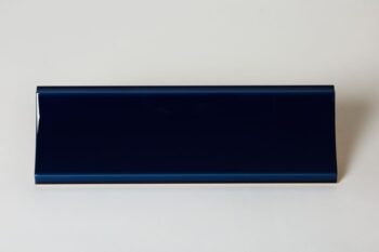 Peronda Harmony BOW BLUE 15x45cm to niebieskie płytki dekoracyjne na ścianę z wygiętą - 3D, błyszczącą powierzchnia. Hiszpańskie kafelki dekoracyjne do salonu, kuchni, łazienki.