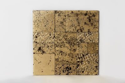 Kwadratowe płytki dekoracyjne - złote w formacie 25x25cm. Kafelki z wżerami i efektem kamienia.