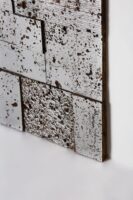 Kafelki dekoracyjne na ścianę - srebrne, 3D z efektem kamienia.