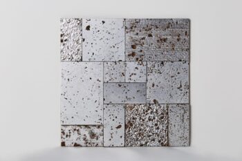 Kwadratowe płytki dekoracyjne - srebrne w formacie 25x25cm. Kafelki z wżerami i efektem kamienia.
