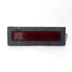 Płytka 3d cegiełka czerwona Natucer Sunrise-b Carmine 8x27. Matowa ramka jak kamień, czerwony, błyszczący pasek dekoracyjny. Kafelki tylko na ścianę.