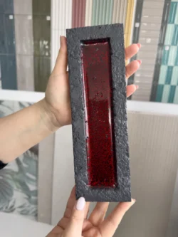 Płytka 3d cegiełka czerwona dekoracyjna Natucer Sunrise-b Carmine 8x27. Ramka jak kamień, czerwony element dekoracyjny w połysku.