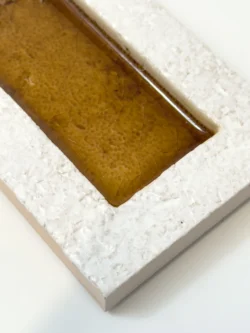 Płytka 3d ścienna cegiełka brązowa Natucer SUNRISE-W BROWN 8x27 cm. Zbliżenie na powierzchnię.