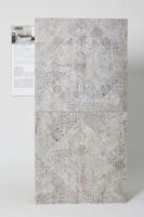 Płytka dekoracyjna na ścianę - Absolut Keramika Memphis Lappato 60x60 cm. Widok zestawu dwóch płytek, tworzących dywanowy wzór.