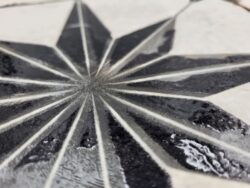 Płytki czarna gwiazdka - Peronda Fs STAR BLACK LT 45x45 cm. Powierzchni płytki dekoracyjnej z gwiazdą 3D w macie i połysku.