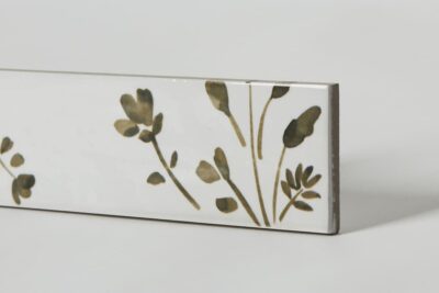 Płytki dekoracyjne motyw kwiatowy - Peronda Harmony AQUA GREEN decor 6x24,6cm. Białe, błyszczące cegiełki ceramiczne z zielonym motywem kwiatowym.