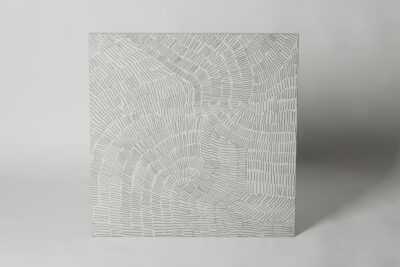 Płytki dekoracyjne ze wzorem - Refin Fossil Grey 60x60 cm. Kwadratowe kafle dekoracyjne jak dywan z kremową, matową powierzchnią z szarym wzorem w linie.
