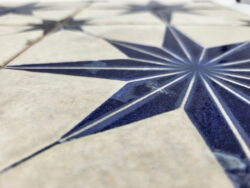 Płytki do łazienki wzory - Peronda FS Star LT Blue 45x45 cm. Widok na strukturę wzoru, niebieskiej gwiazdki częściowo w macie i połysku.