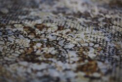 Płytki lappato patchwork- APAVISA Metal Inedita blue natural. Fragment płytki patchworkowej ze wzorem kwiatowym.