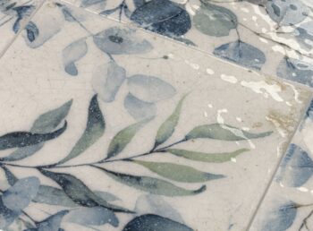 Płytki łazienkowe, motyw roślinny - Peronda Harmony Mayolica Woods 15x15 cm. Błyszcząca płytka z popękaną, białą powierzchnia, pokrytą niebiesko - białym wzorem roslinnym.